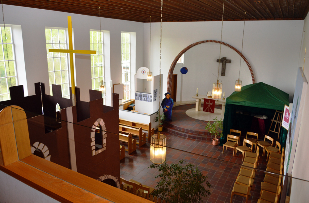 In der Kreuzkirche in Büdelsdorf haben Ehrenamtliche einen Parcours aufgebaut