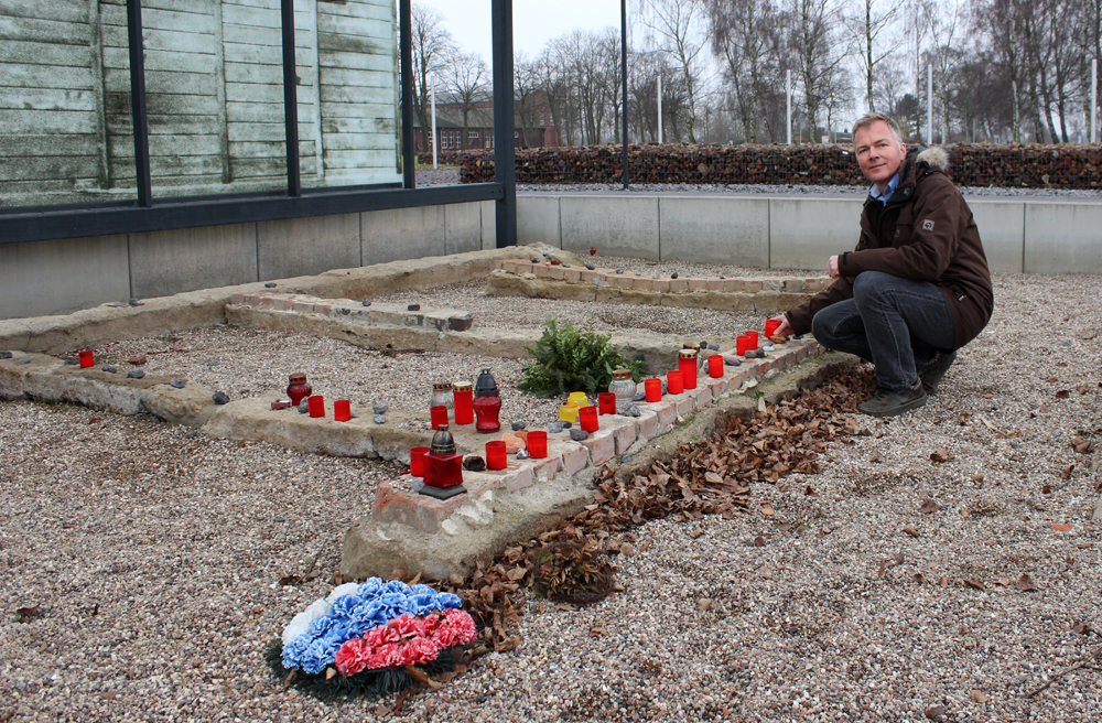 Pastor Hanno Billerbeck vor den Resten des Arrest-Bunkers in der KZ-Gedenkstätte Neuengamme