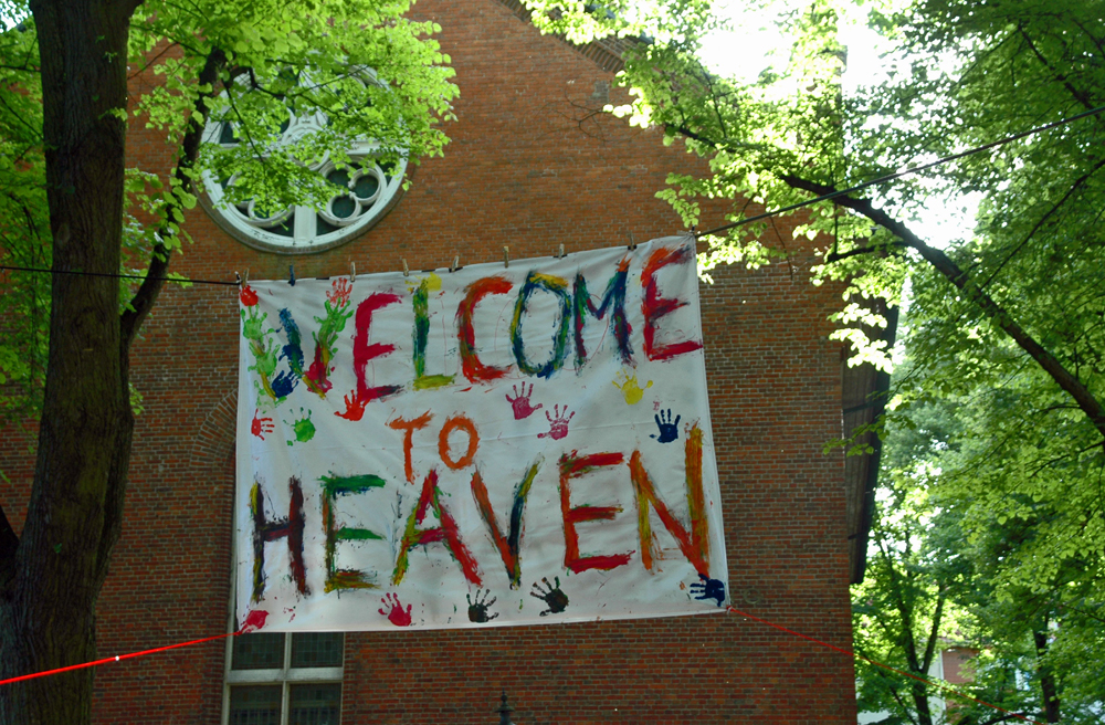 Mit diesem Plakat hieß die Gemeinde Besucher willkommen