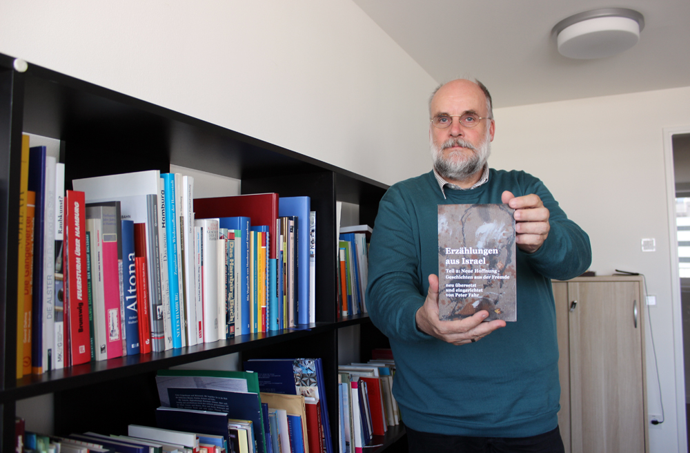 Peter Fahr zeigt sein Buch „Erzählungen aus Israel“