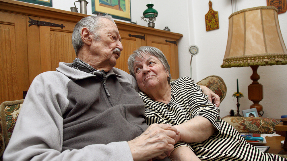 Männer, die ihre Frauen pflegen, können in Kiel an einem Kurs teilnehmen