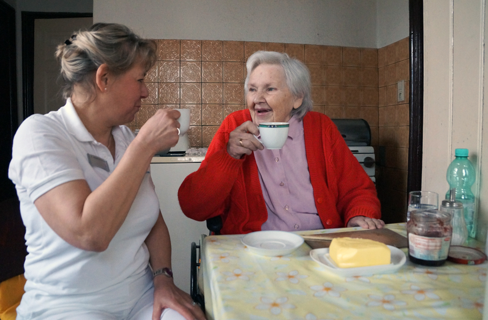 Altenpflege gehört zu den Aufgaben der Diakonie-Beschäftigten (Symbolbild)