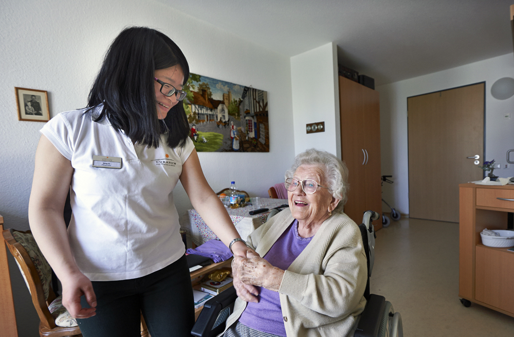 Fachtage und Beratungen soll es für Mitarbeiter in der Pflege geben (Symbolbild)