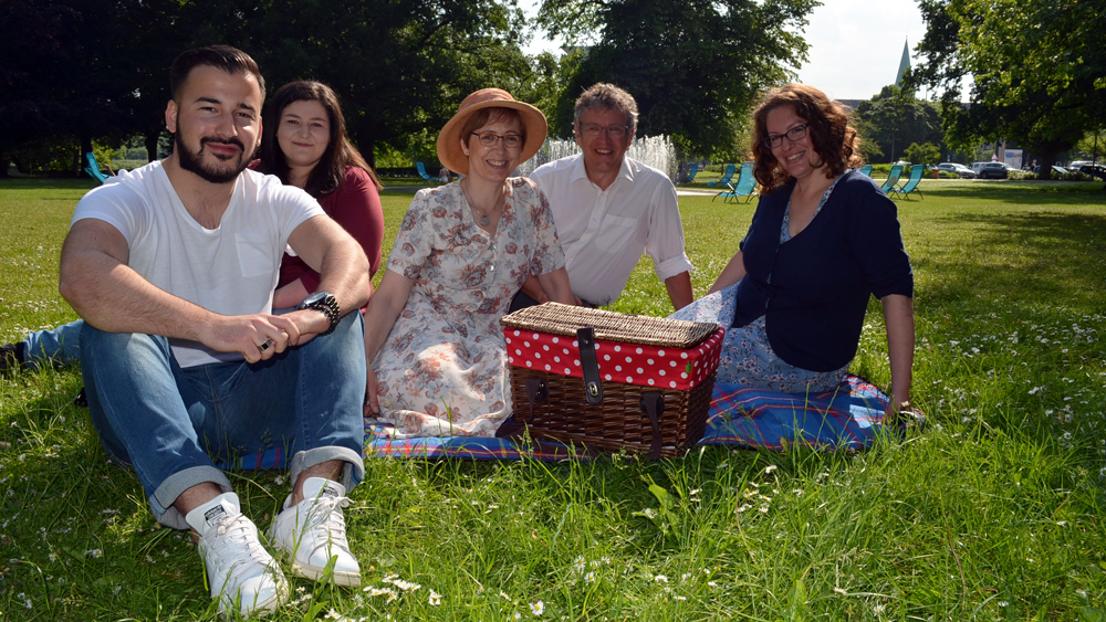Bei der Picknick-Probe (v.l.): Abdullah Emir Öztürk, Özge Güzelhan von der Schura, Pastoren Claudia Bruweleit und Niels-Peter Mahler sowie Gemeindereferentin Anne Koep