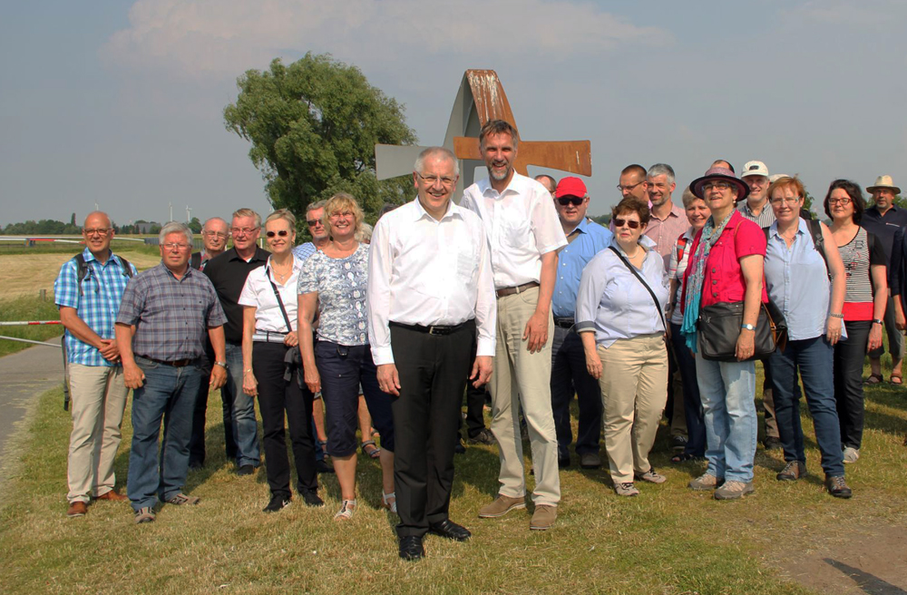 Beim Bogenkreuz in Altenesch machte die Pilgergruppe um Weihbischof Heinrich Timmerevers und Bischof Jan Janssen eine Pause