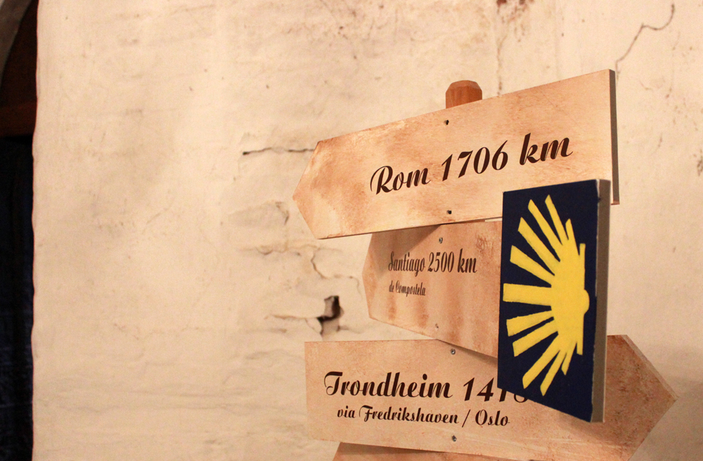 1706 Kilometer sind es aus Hamburg nach Rom, zeigt das Schild in der Hauptkirche St. Jacobi