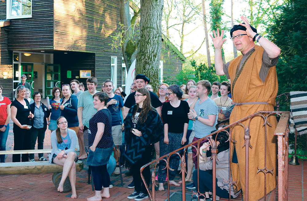 Image - Jugendliche werden zu mittelalterlichen Rittern und Nonnen