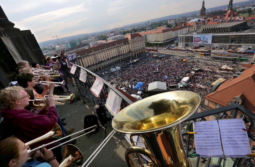 Vom Turm der Dresdner Kreukirche spielen Bläser bei einer Open-Air-Vesper