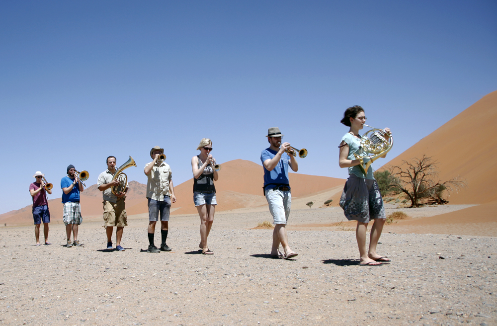 Eine Karawane in der Wüste Namib: Sarah Huss und die anderen deutschen Bläser
