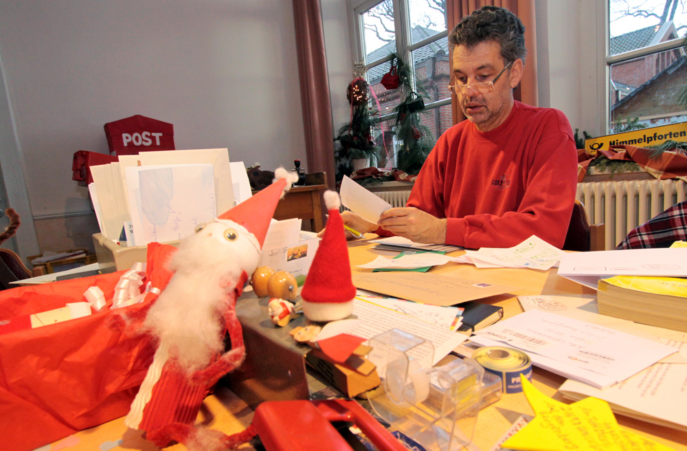 Jede Menge Kinder-Post sortiert Wolfgang Dipper, Leiter des Weihnachtspostamtes in Himmelpforten