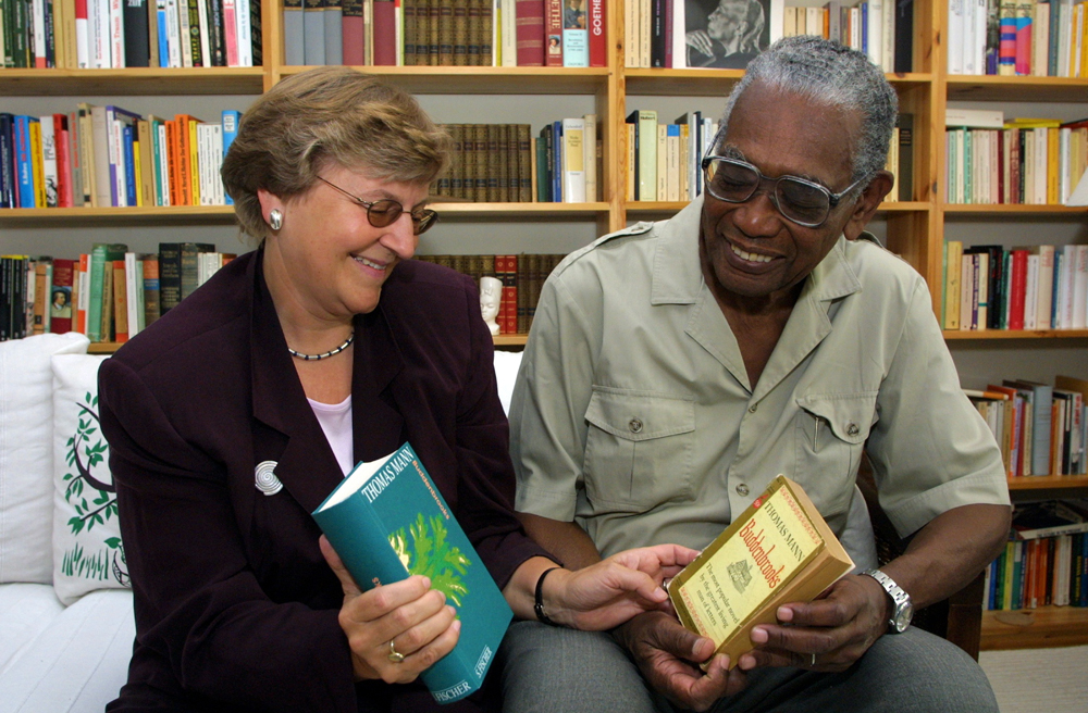 Philip Potter und Bärbel Wartenberg-Potter in ihrer Lübecker Wohnung. Das Bild stammt vom August 2001