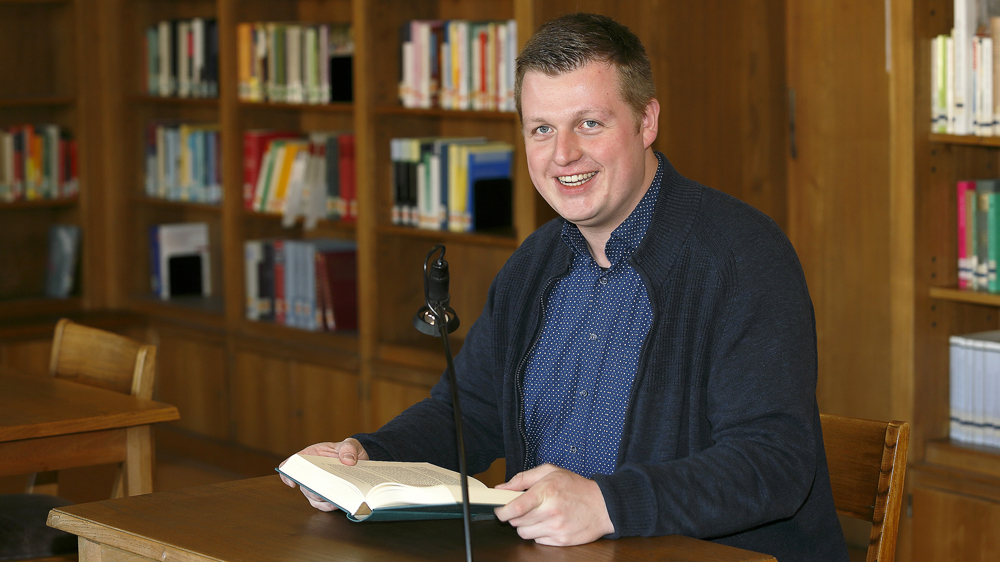 Lukas Mey in der Bibliothek des Priesterseminars Borromaeum in Münster
