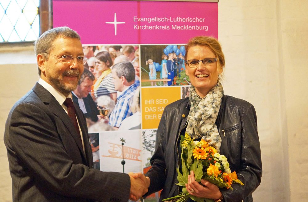 Gratulation: Präses Christoph de Boor beglückwünscht die neue Pröpstin Britta Carstensen