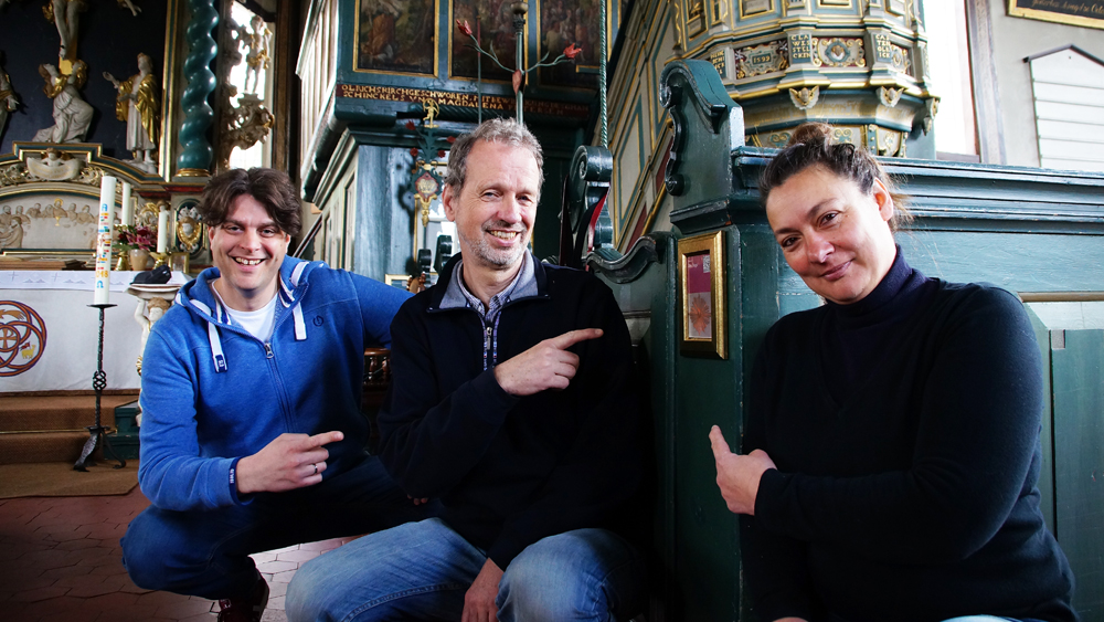 In der Curslacker Kirche (v.l.): Pastor Alexander Braun, Thorsten Schmidt und Ute Schmidt