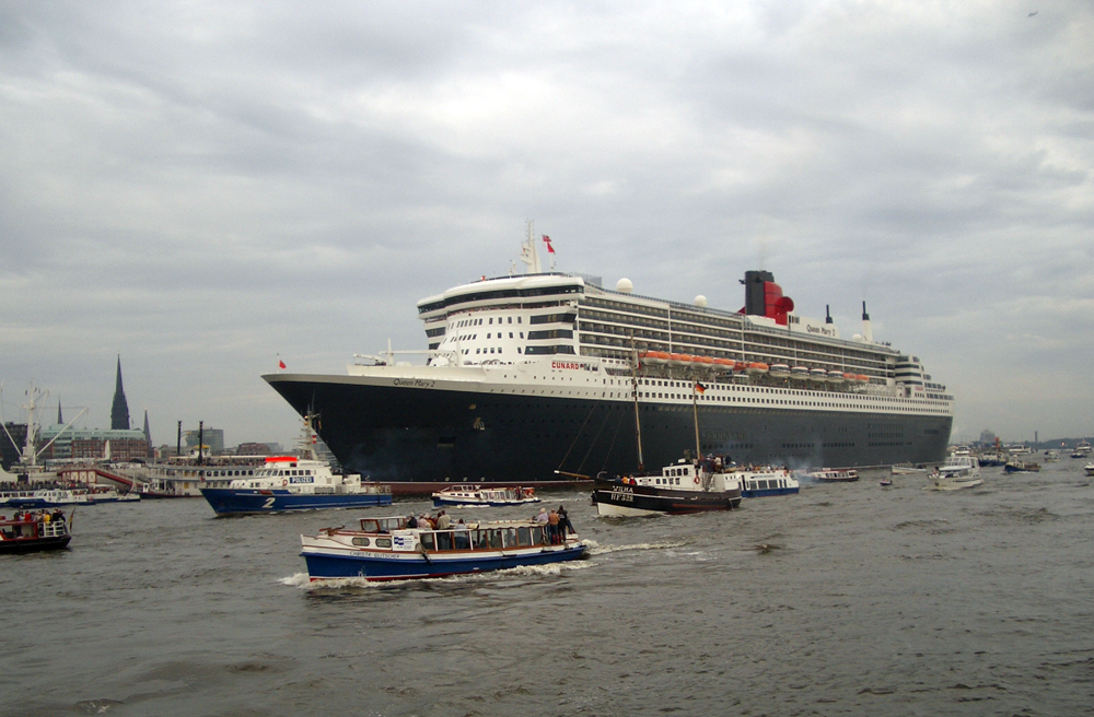 Die Queen Mary 2 im Hamburger Hafen (Archivfoto)