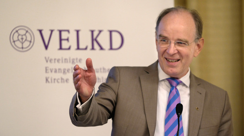 Der hannoversche Landesbischof Ralf Meister tauscht Kanzel mit Gasthaus-Tresen