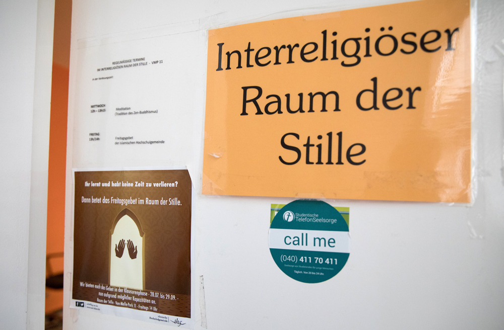 Schilder an der Tür zum Raum der Stille