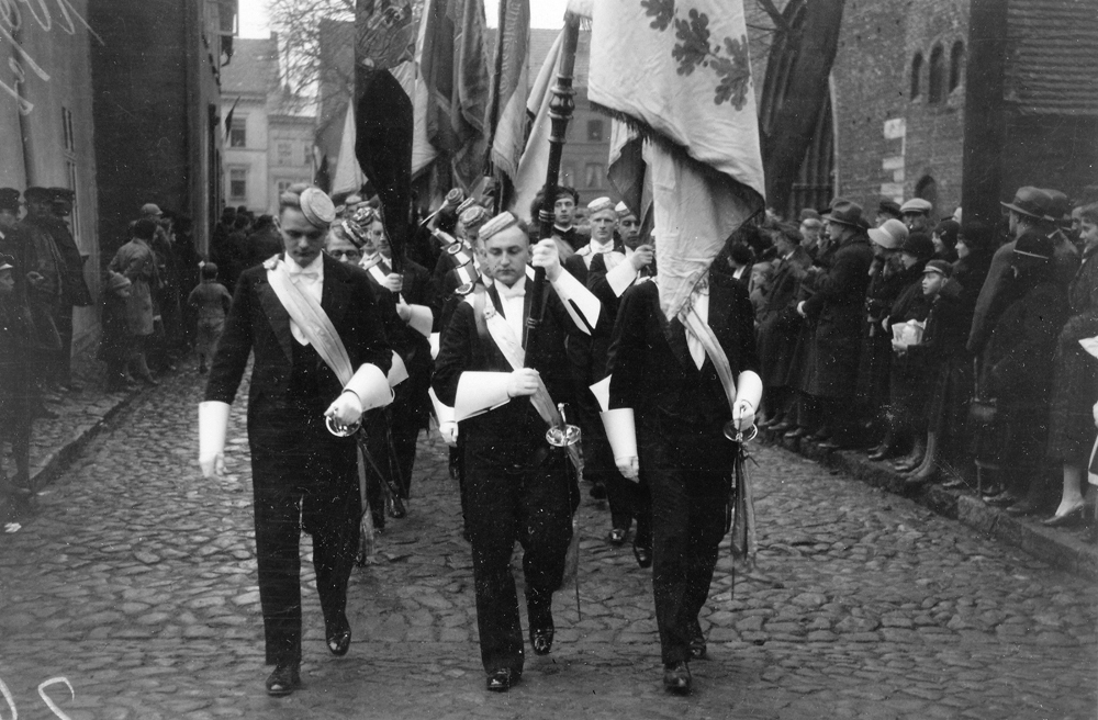 So ähnlich wie dieser Festumzug von 1931 in Greifswald soll auch der Festumzug 1917 ausgesehen haben