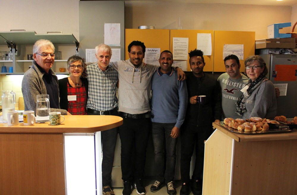 Macher und Besucher im Café Refugio in Harburg mit Michael Schade (3.v.l.)