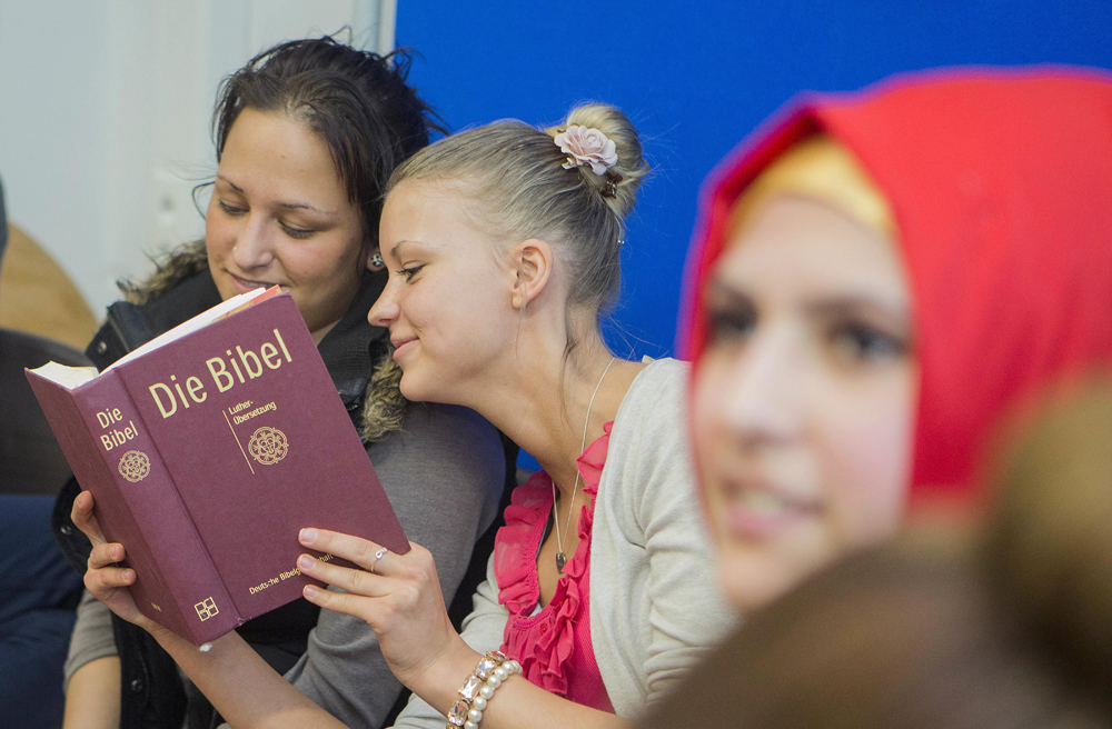 Die religiöse Vielfalt verändert den Religionsunterricht (Symbolbild)