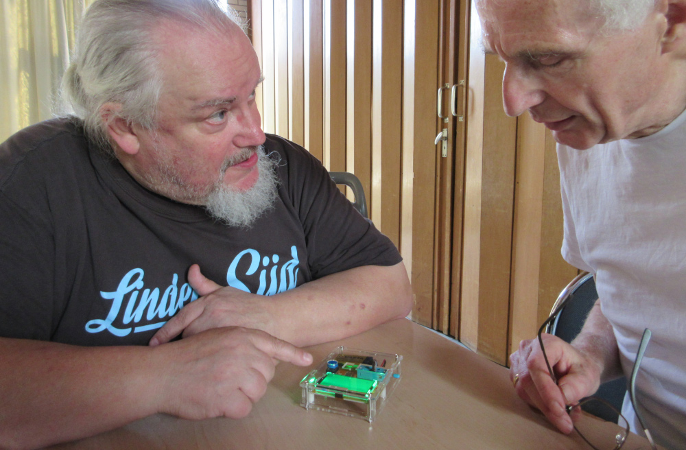 Jürgen Beltermann (l.) erklärt Matthias Höhne die Funktionsweise eines kleinen Elektroteils.
