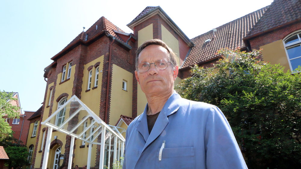 Klaus Brünjes vor dem Haus, in dem er in den 60er Jahren untergebracht wurde