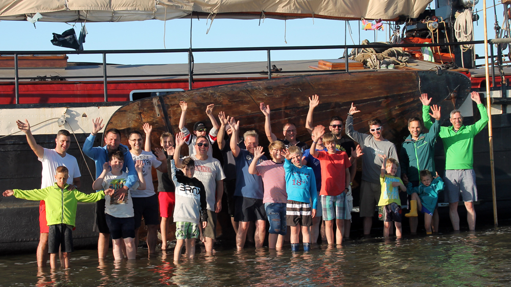Gruppenfoto vor dem Traditionssegler „Eensgezindheit“