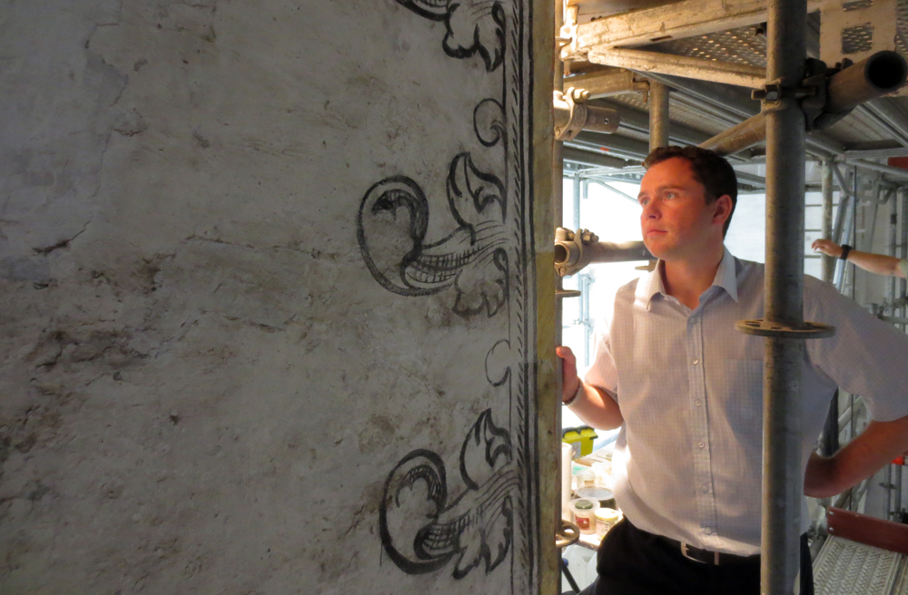 Hans Wagner restauriert die Wandmalereien in der Petrikirche