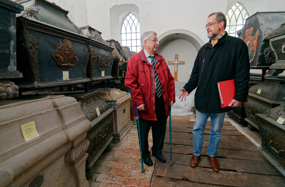 Der Vorsitzende des Vereins zum Kirchenerhalt Horst Perry (l.) und Pastor Christoph Thoböll in der Grabkapelle der St.-Katharinen-Kirche 