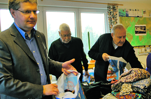 Seemannspastor Dirk Jährig und die ehrenamtlichen Helfer packen die Weihnachtstüten