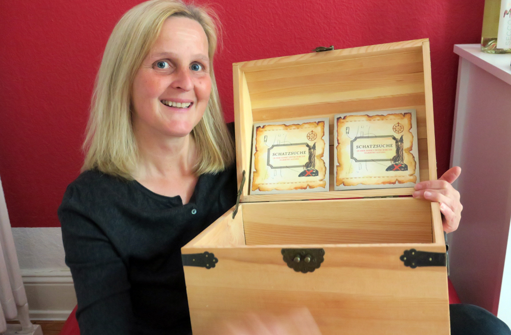 Gruppenleiterin Birgit Brandes zeigt das Buch