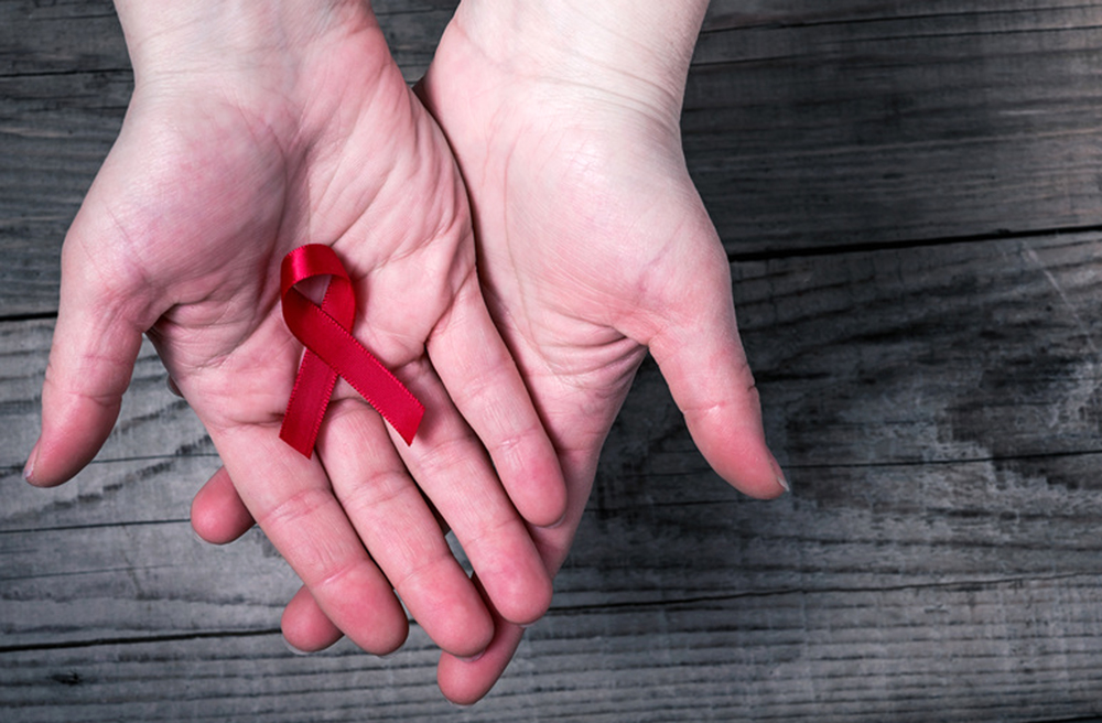 Die rote Schleife gilt weltweit als Symbol der Solidarität mit HIV-Infizierten