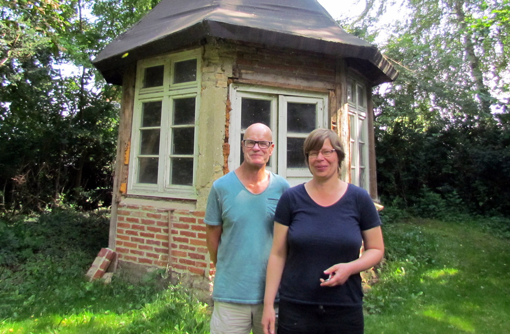 Pastorin Claudia Steinbrück und Hobby-Historiker Dirk Jacoby vor dem Schliemann-Pavillon