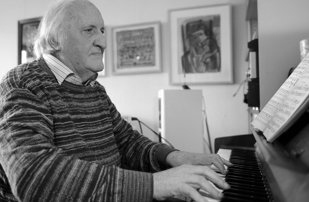 Martin Gotthard Schneider im April 2010 in seiner Wohnung in Freiburg
