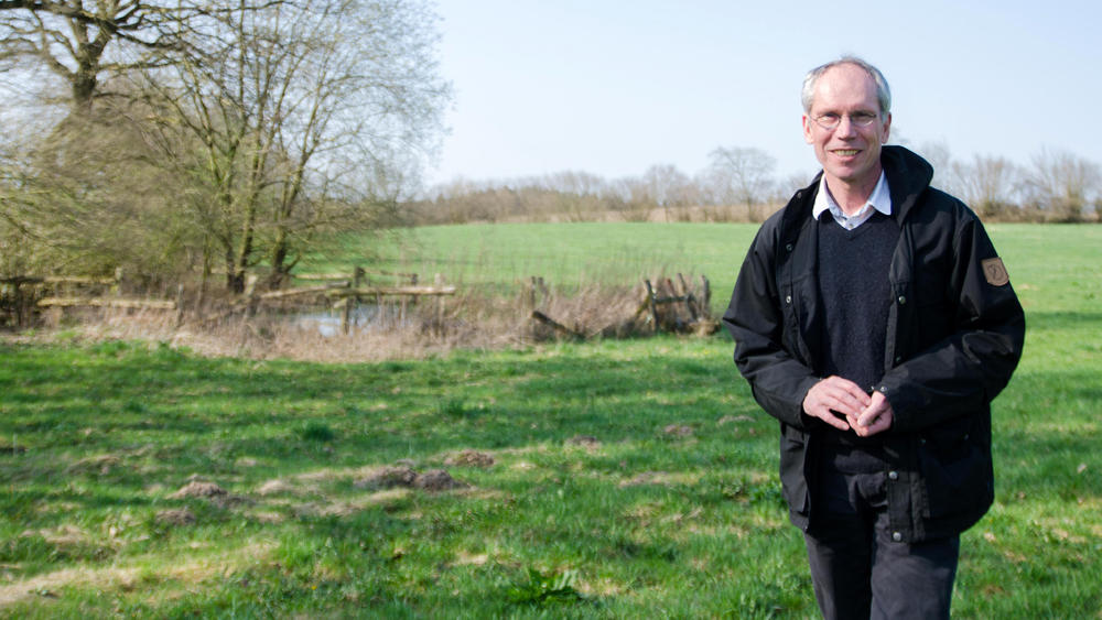 Pastor Arnd Heling auf der Schöpfungswiese