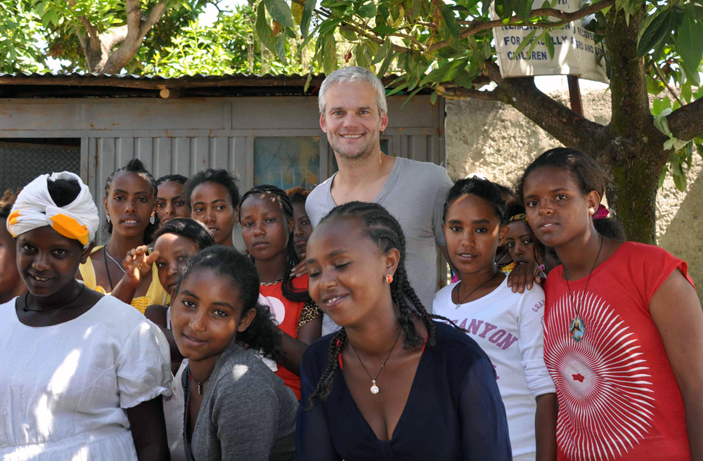 Thorsten Schröder und Frauen des „Girl-Power“-Projekts in Addis Abeba