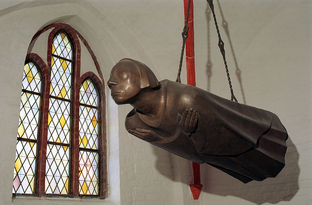 Die Plastik „Schwebender“ im Dom von Güstrow