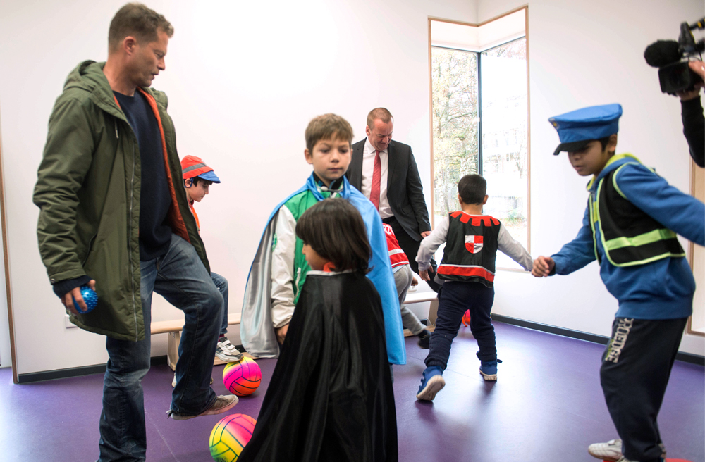 Fußball mit Flüchtlingskindern: Til Schweiger in der Kita
