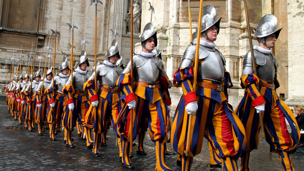 Die Schweizergarde in Ritterrüstung auf dem Weg zur Vereidigung