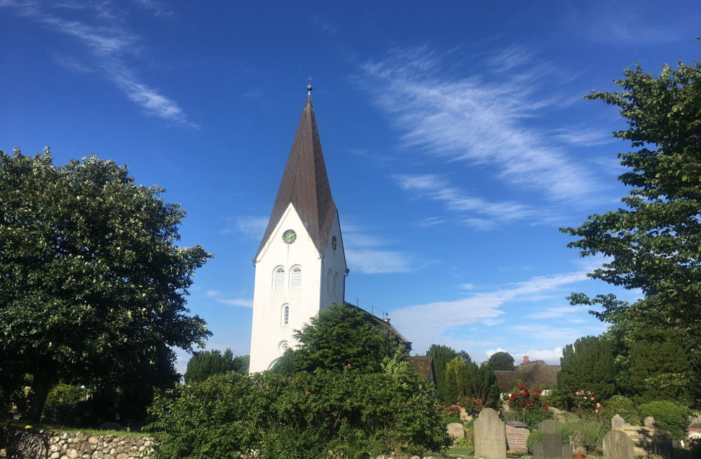 Die St.-Clemens-Kirchengemeinde auf Amrum sucht einen neuen Pastor.