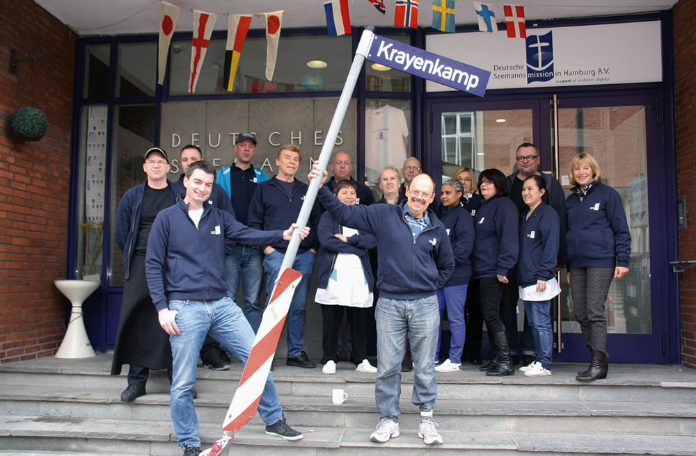 Das Team der Seemannsmission vor dem Seemannsheim in Krayenkamp