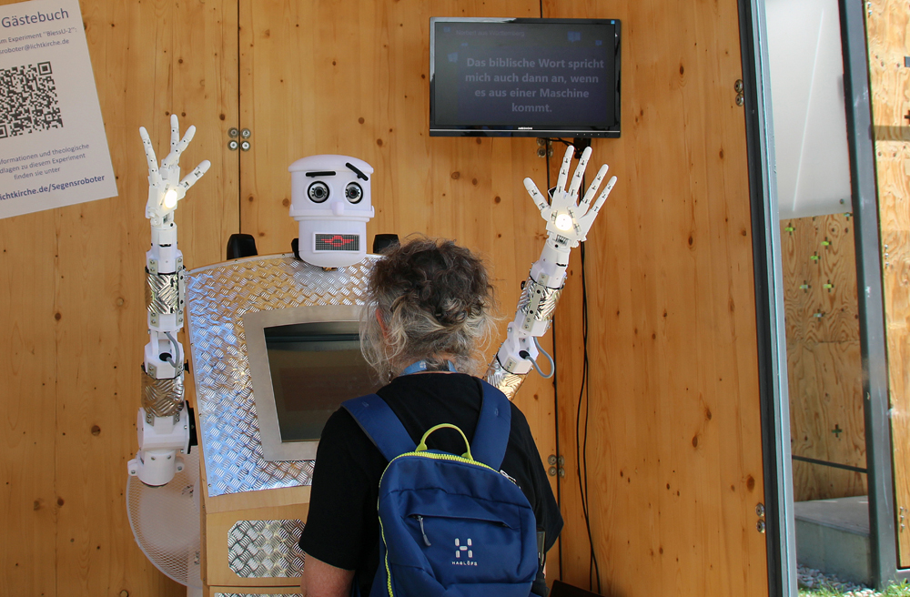 Der Segensroboter „BlessU-2“ in Aktion