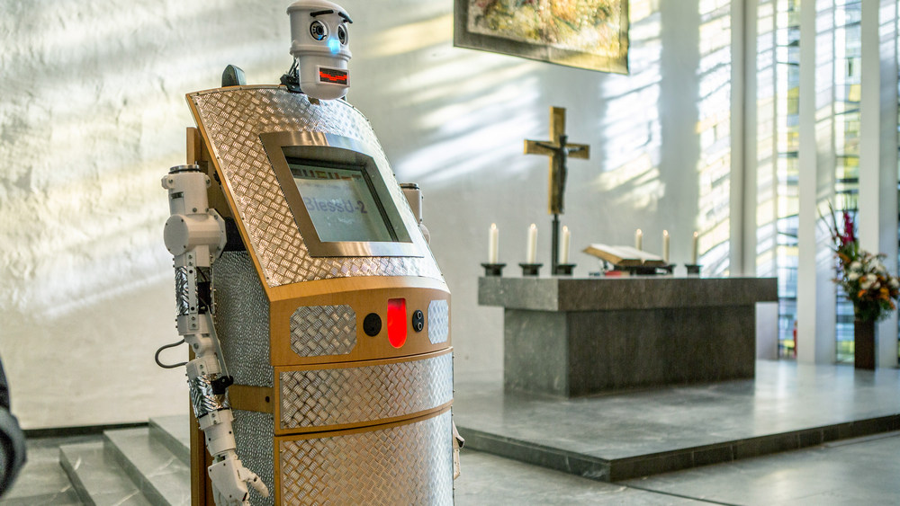 Der Segensroboter "BlessU-2" in der Hauptkirche St. Nikolai in Hamburg (Archivbild)