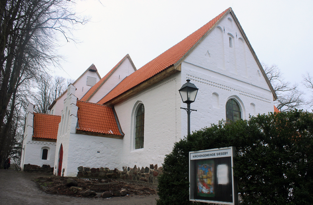Mit frischem Weiß an den Wänden und Rot auf dem Dach bietet die sanierte Siesebyer Kirche einen schönen Anblick.