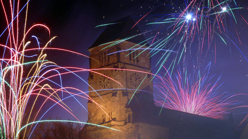 Feuerwerk zum Jahreswechsel vor der Chemnitzer Schlosskirche