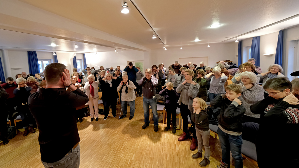 Kreiskantor Benjamin Dippel leitet die erste Chorprobe des Generationenchors