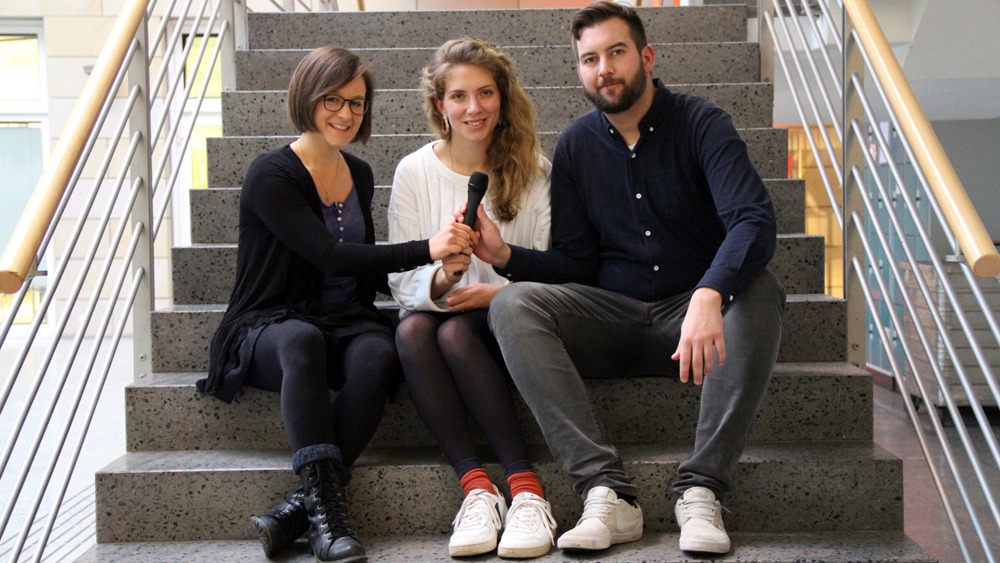 Dozentin Cornelia Springer (l.) bereitet mit den Studenten Laila Walter und Matthias Kriegel den Poetry Slam vor