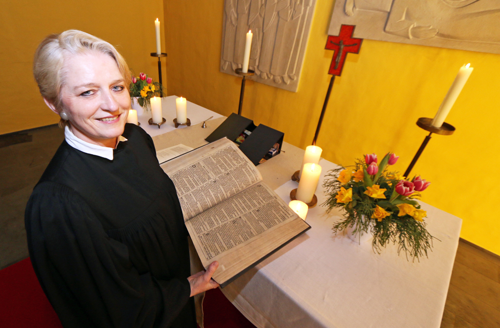 Die evangelische Pastorin Sonja Domröse mit einer alten Lutherbibel