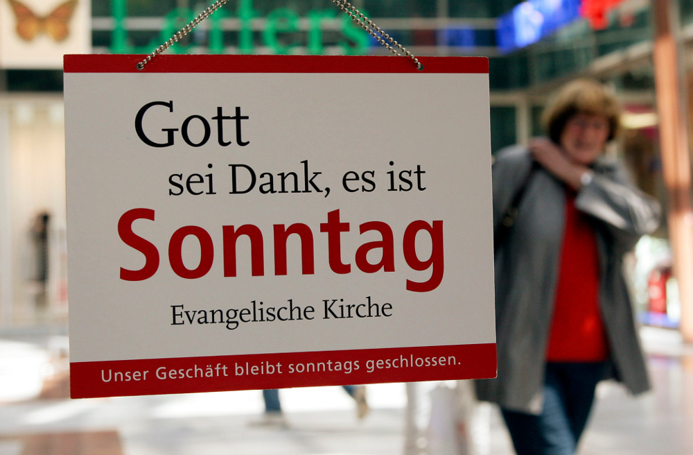 Ein Aushängeschild der Evangelischen Kirche gegen die Öffnung von Geschäften an Sonntagen (Archivbild)