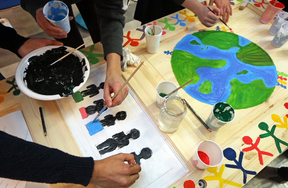 Auch beim Maltag in der Kita sind die FSJ-ler dabei